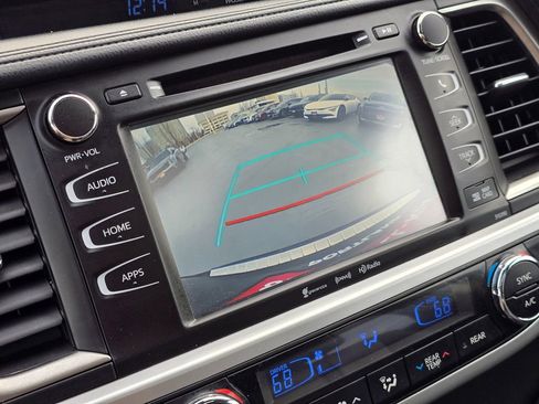 Used 2018 Toyota Highlander SE image 34