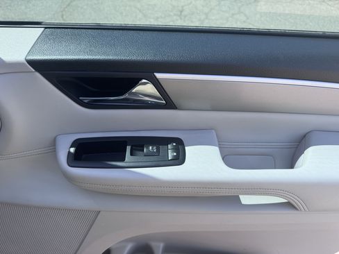 Used 2011 Volkswagen Routan SEL FWD image 44