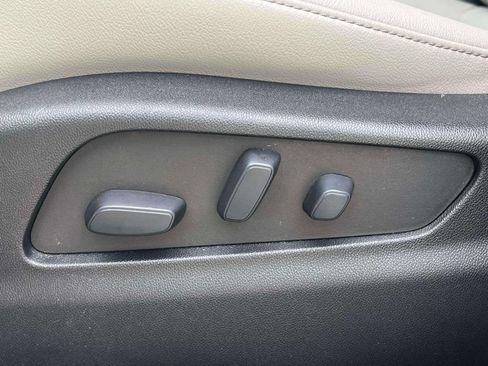 Used 2023 Cadillac XT4 Luxury w/ Cold Weather Package FWD image 19