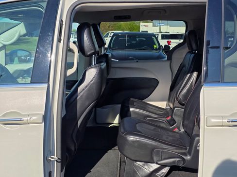 Used 2020 Chrysler Pacifica Touring-L FWD image 31