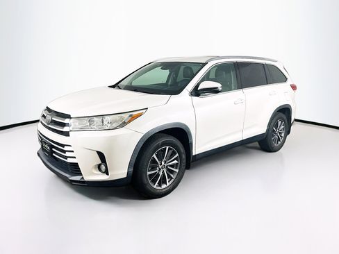 Used 2019 Toyota Highlander XLE AWD/4WD image 3