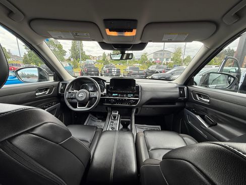 Used 2025 Nissan Pathfinder SL AWD/4WD image 9