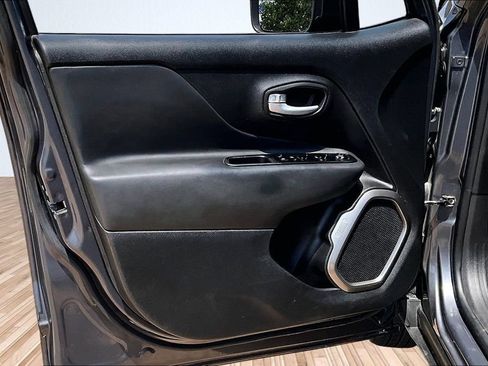 Used 2023 Jeep Renegade Latitude AWD/4WD image 15