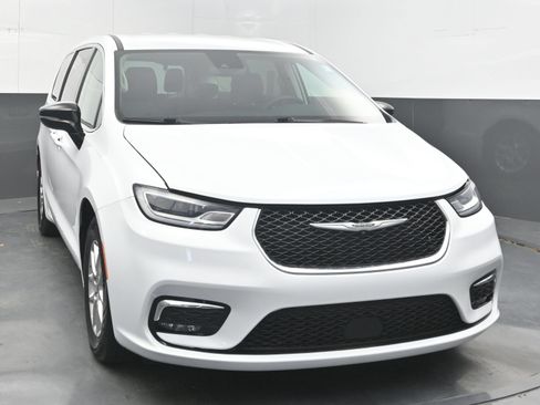 Used 2024 Chrysler Pacifica Touring-L FWD image 2