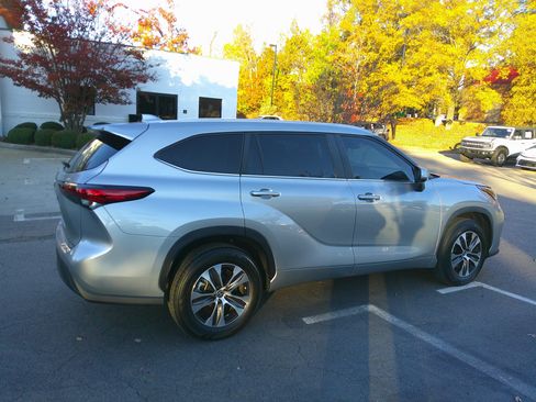 Used 2023 Toyota Highlander XLE image 12