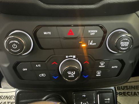 Used 2022 Jeep Renegade Trailhawk AWD/4WD image 18