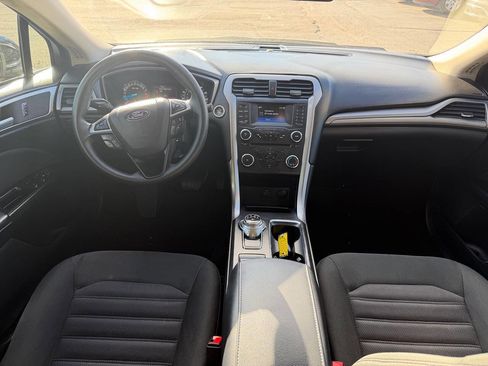 Used 2017 Ford Fusion SE image 19