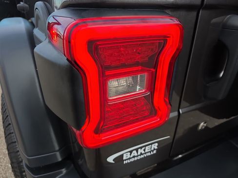 Used 2018 Jeep Wrangler Unlimited Rubicon w/ Dual Top Group image 33