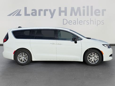 New 2026 Chrysler Voyager LX image 7