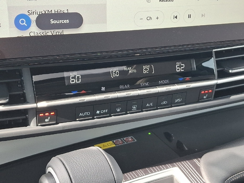 Used 2026 Toyota Sienna XLE FWD image 21