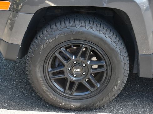 Used 2017 Jeep Patriot Latitude AWD/4WD image 11