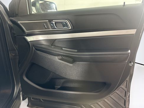 Used 2017 Ford Explorer XLT FWD image 31