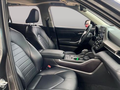 Used 2021 Toyota Highlander XLE FWD image 9