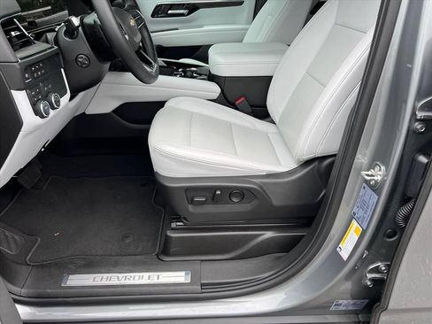 Used 2026 Chevrolet Suburban Premier AWD/4WD image 11