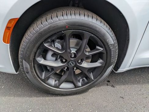 New 2026 Chrysler Pacifica Limited AWD/4WD image 35