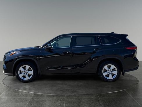 Used 2021 Toyota Highlander LE AWD/4WD image 5