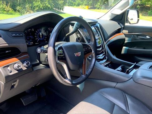 Used 2020 Cadillac Escalade Premium Luxury w/ LPO, Radiant Package AWD/4WD image 15