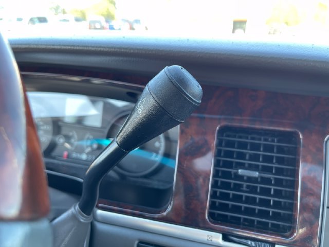 Used 2007 Lincoln Town Car Signature Limited RWD image 24