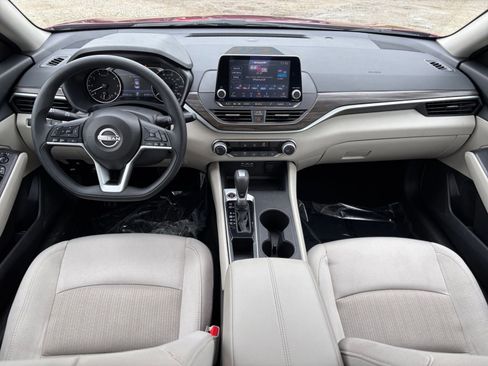 Used 2025 Nissan Altima 2.5 SV FWD image 33