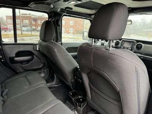 Used 2018 Jeep Wrangler Unlimited Sport S image 32