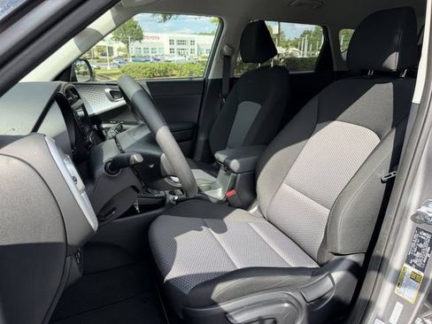 Used 2025 Kia Soul LX w/ LX Technology Package FWD image 11