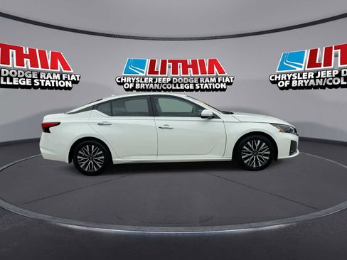 Used 2023 Nissan Altima 2.5 SV FWD image 9