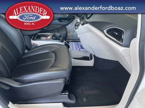 Used 2024 Chrysler Pacifica Touring-L image 13