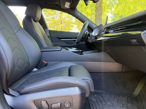 Used 2025 BMW 530i xDrive w/ Premium Package AWD/4WD image 31