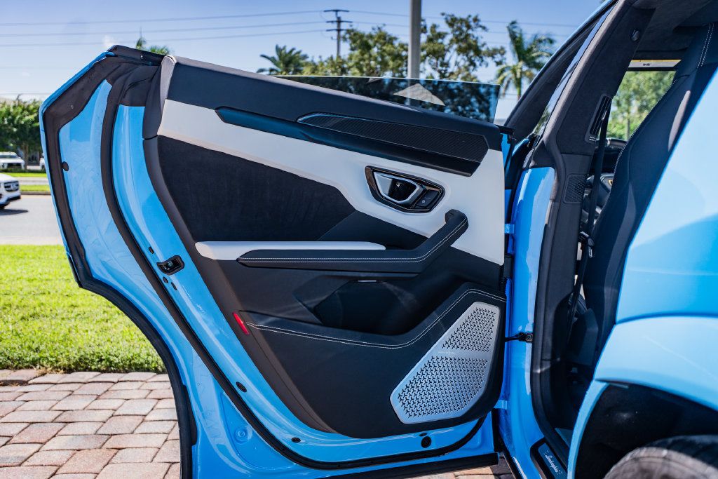 Used 2022 Lamborghini Urus AWD/4WD image 35