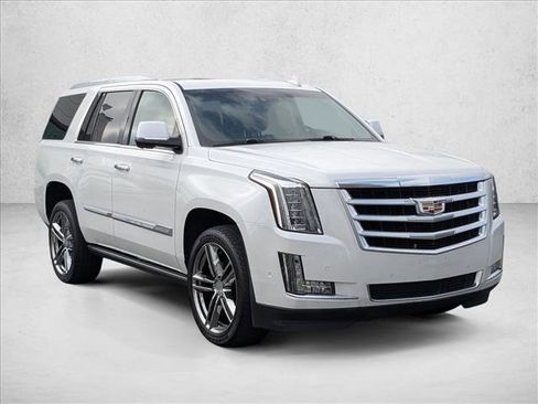 Used 2017 Cadillac Escalade Premium Luxury image 3
