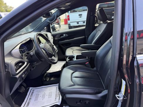Used 2025 Chrysler Pacifica Select FWD image 10