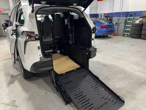 Used 2026 Toyota Sienna LE FWD image 26