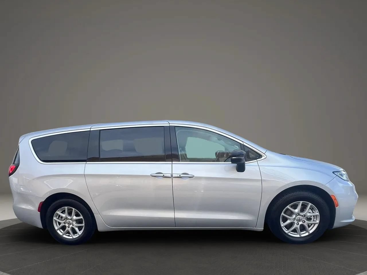 Used 2024 Chrysler Pacifica Touring-L FWD image 4