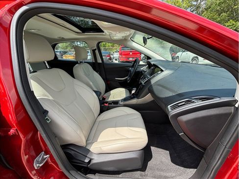Used 2018 Ford Focus Titanium FWD image 36