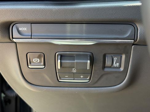Used 2026 Cadillac Escalade ESV Luxury RWD image 17