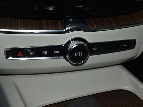 Used 2022 Volvo XC60 B5 Momentum image 13