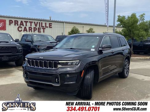 Used 2021 Jeep Grand Cherokee L Overland w/ Luxury Tech Group IV AWD/4WD image 3