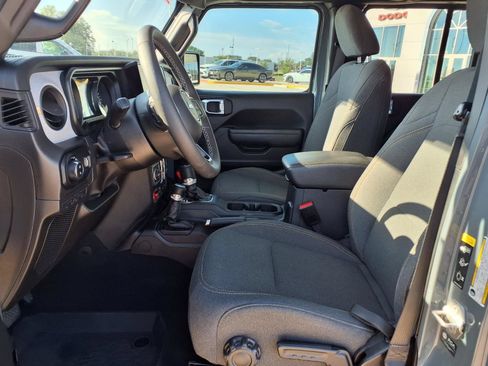 Used 2025 Jeep Gladiator Sport AWD/4WD image 17