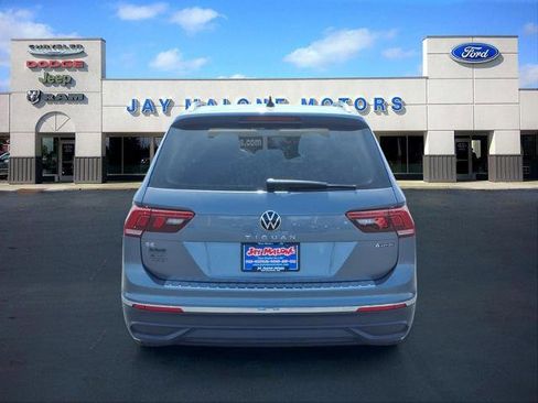 Used 2022 Volkswagen Tiguan SE w/ Panoramic Sunroof Package image 3