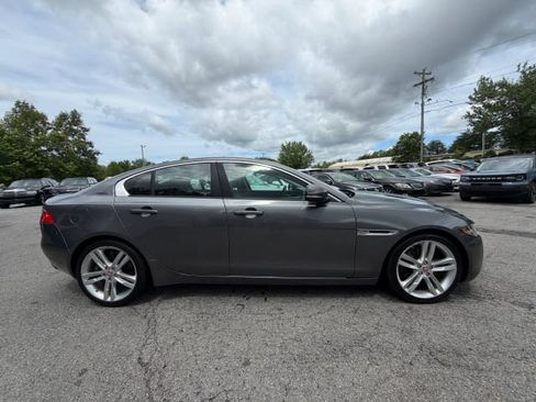 Used 2018 Jaguar XE Premium RWD image 4