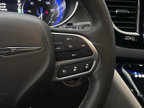 Used 2023 Chrysler Pacifica Touring-L image 14