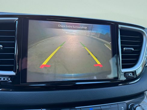 Used 2024 Chrysler Pacifica Touring-L FWD image 11