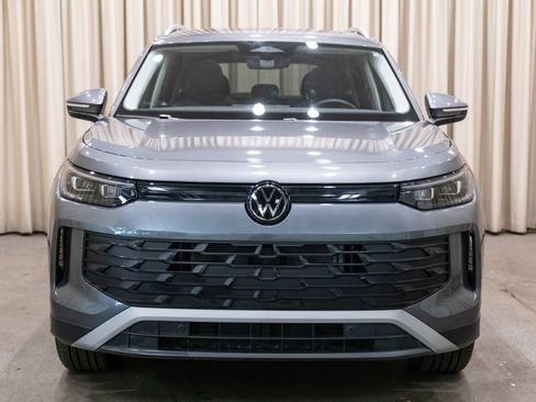 Used 2025 Volkswagen Tiguan SE w/ Panoramic Sunroof Package AWD/4WD image 3