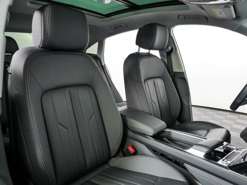 Used 2022 Audi e-tron Premium w/ Convenience Plus Package AWD/4WD image 35