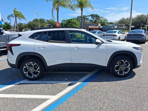 Used 2025 Chevrolet Trax LT w/ LT Convenience Package FWD image 3