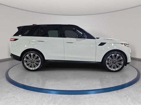 Used 2025 Land Rover Range Rover Sport SE AWD/4WD image 4