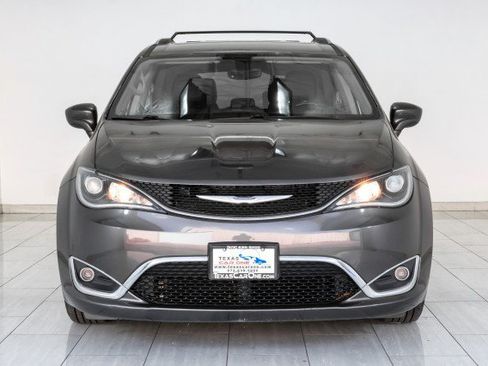 Used 2019 Chrysler Pacifica Touring-L FWD image 3