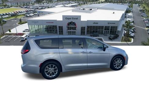 Used 2023 Chrysler Pacifica Touring-L image 19