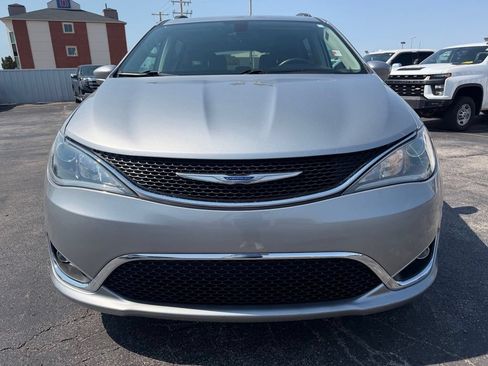 Used 2018 Chrysler Pacifica Touring-L w/ Tire & Wheel Group FWD image 8
