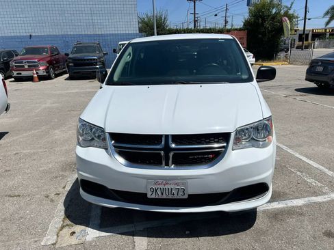 Used 2018 Dodge Grand Caravan SE w/ UConnect Hands-Free Group FWD image 2